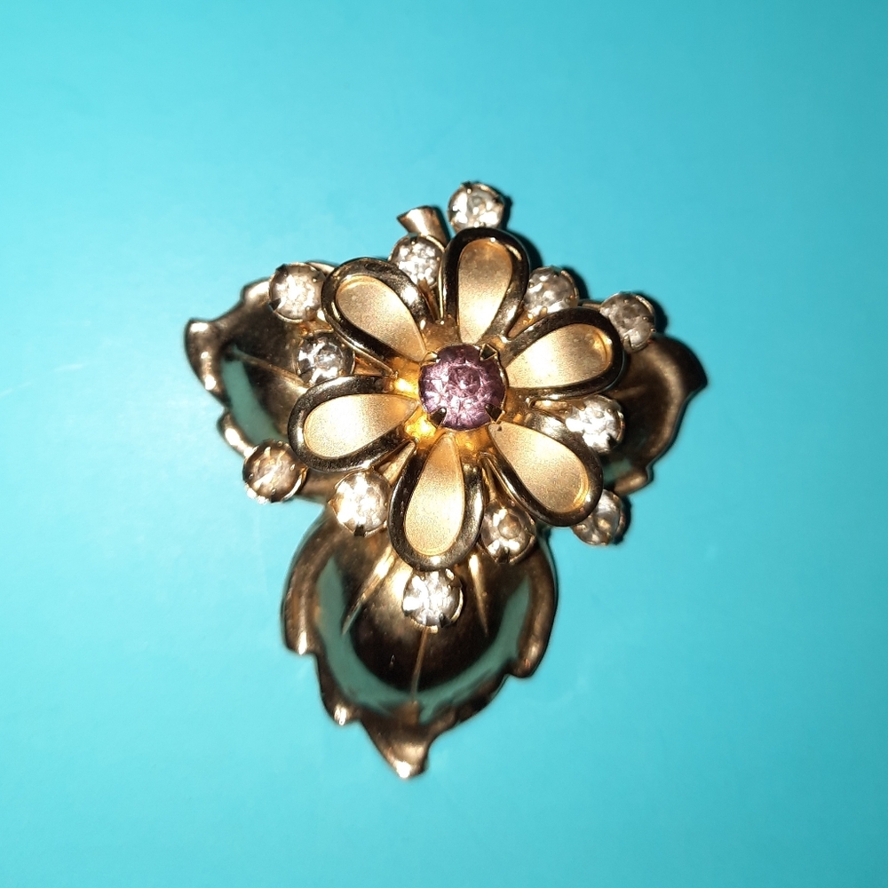 Beautiful crystal brooch Pin Floral Brushed goldtone and pinkish color